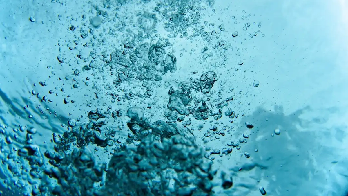 L´eau saine d´une piscine avec électrolye au sel